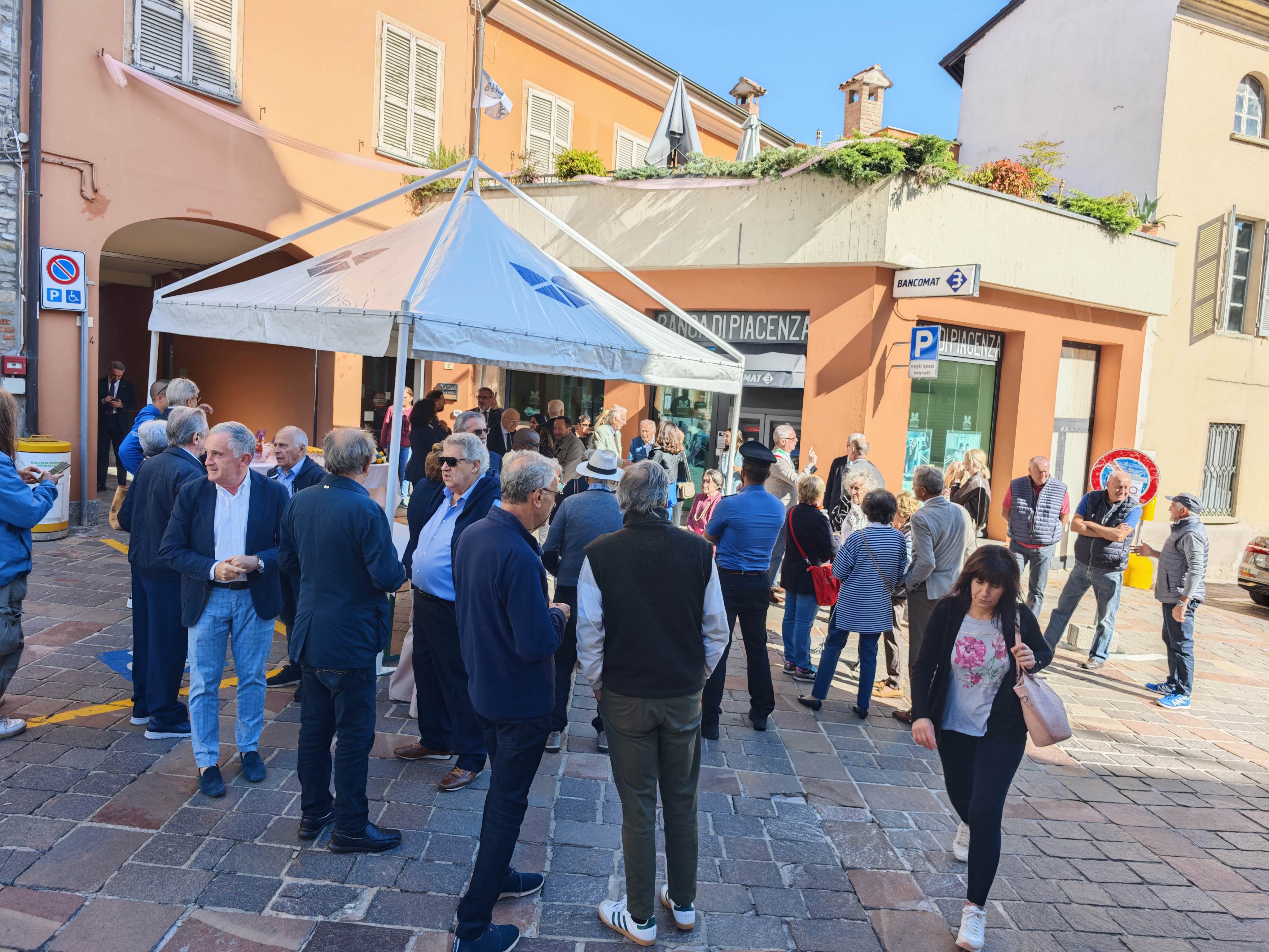 FESTEGGIATO L'ANNIVERSARIO DELLA FILIALE DI NIBBIANO IL SINDACO: «UNA BANCA DI TERRITORIO VICINA ALL